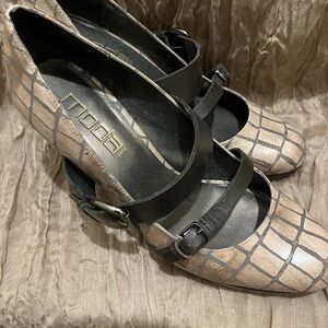 Moda Women's Stylish Black and Tan Heels